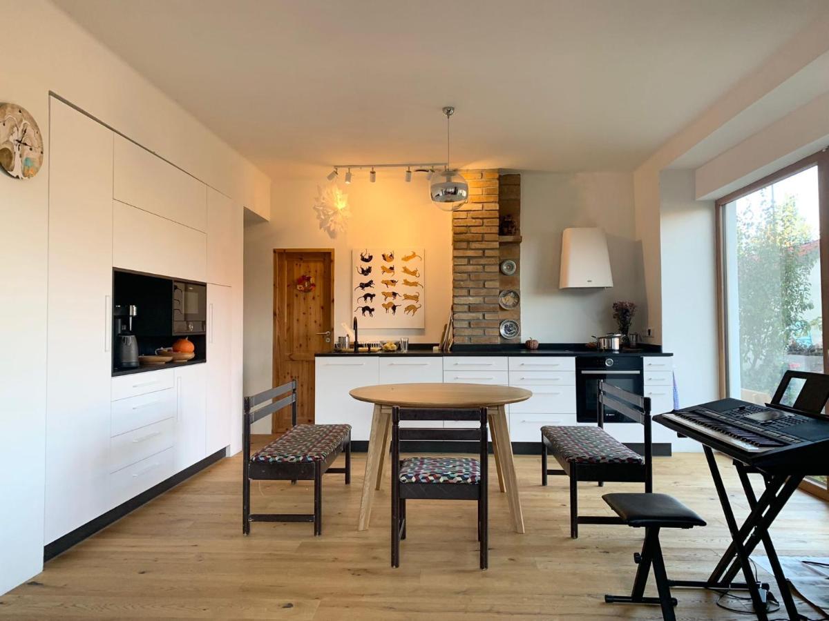 Cosy Family House With Garden, 12 Min From The Center Praga